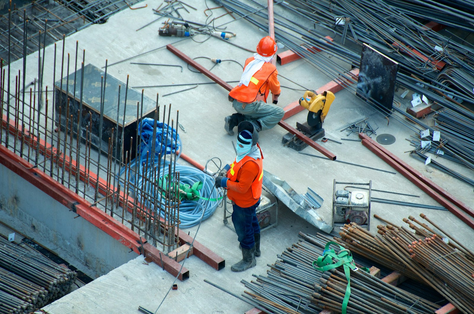 Profesionales con equipo de protección trabajando en un proyecto de construcción